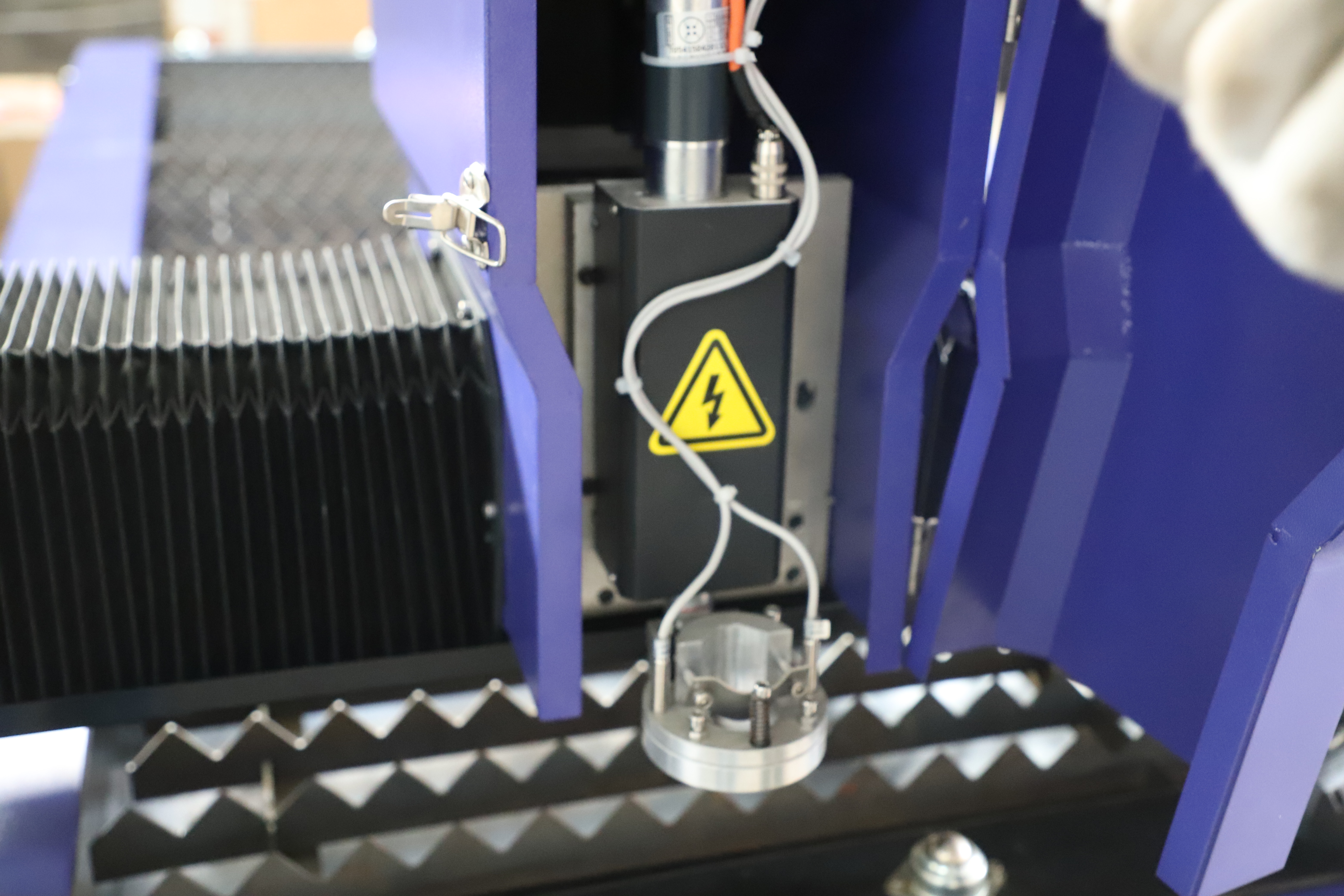 Plasma arc cutting machine is a machine that uses plasma cutting technology to process metal materials.
